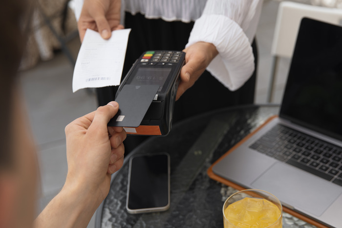 Sesorang seedang menggunakan printer instant